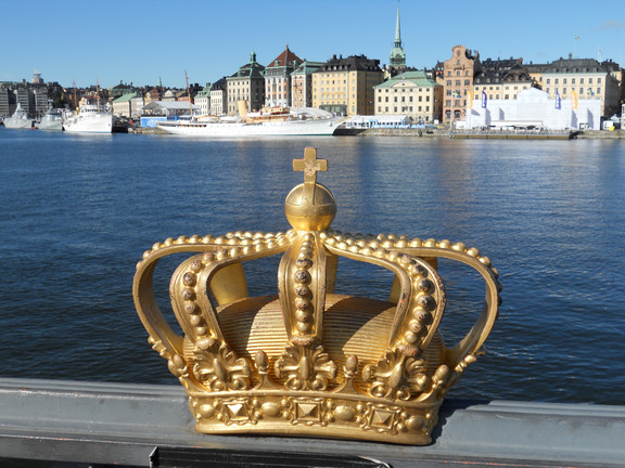 Stockholm Krone auf Brücke mit Stadtskyline