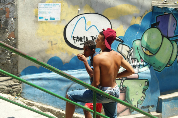Jungs in der Favela