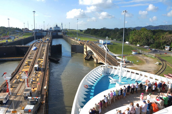 MS Artani in einer Schleuse im Panamakanal