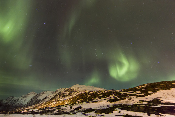 Wintertraum - Mit MS Amera bis ans Nordkap Aurora Borealis über den Bergen von Norwegen