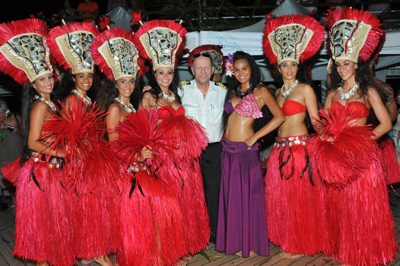 Südseetänzerinnen mit Kapitän Morten Hansen