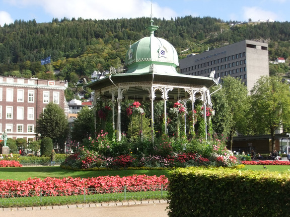 Frühlingsfahrt zu Schären und Fjorden Pavillon im Stadtpark von Bergen