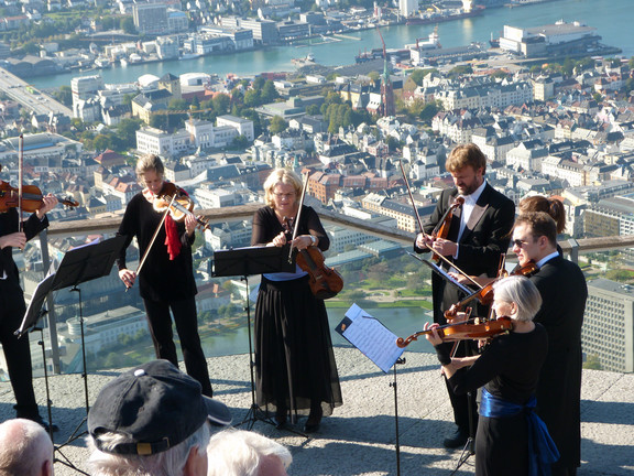 Orchester musiziert am Berg Floyen mit Blick auf die Stadt Bergen