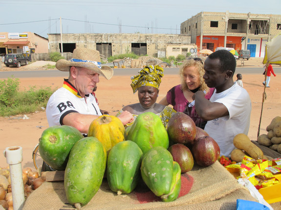 Banjul Obstkauf mit Kapitän Morten Hansen