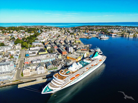 Luftaufnahme MS Artania im Hafen von Kristiansand