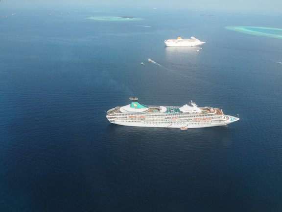 MS Artania ankert vor Male