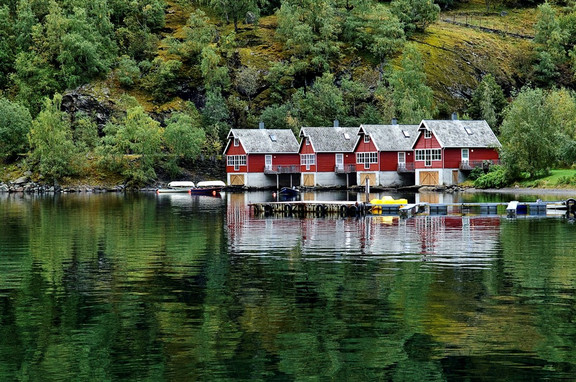Häuser in Norwegen am Ufer