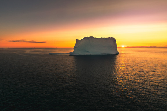 Eisberg im Sonnenuntergang
