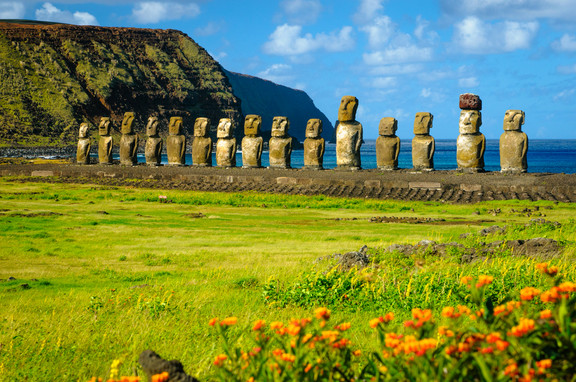 Moai sind die weltberühmten, monumentalen Steinstatuen