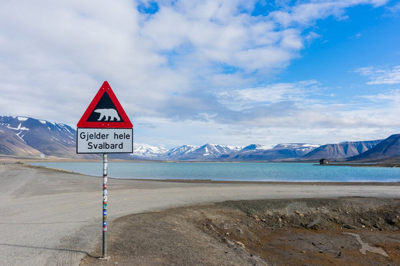 Achtung Eisbär Schild auf Spitzbergen