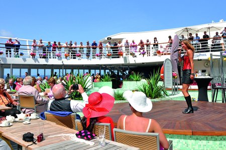 Bordleben auf dem Lidodeck von MS Artania