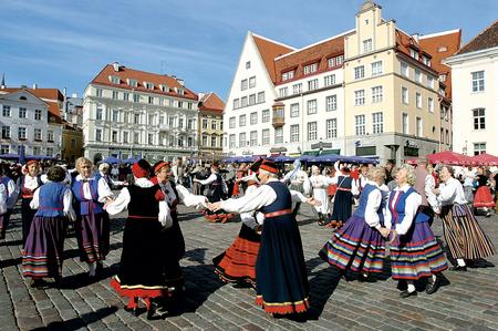 Baltische Folkloretänzer auf dem Hauptplatz von Tallinn